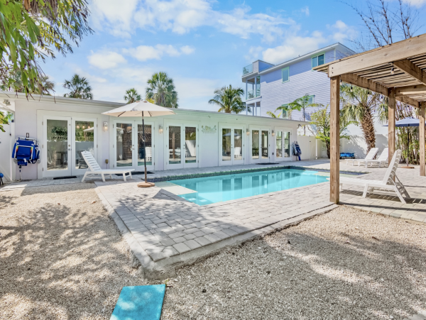 2 minute walk to beach West of Gulf Drive North end